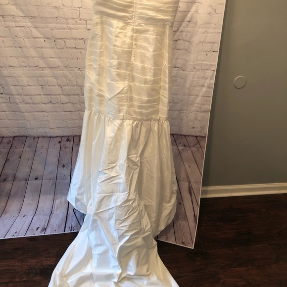 Strapless wedding dress with a train - Picture 3 of 3